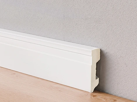 Rodapé de poliestireno Arkhé linha Verge perfil branco frisado de 7cm.