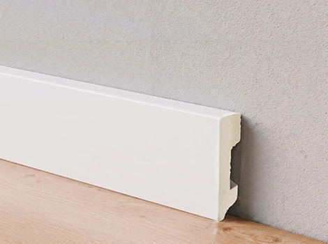 Rodapé de poliestireno Arkhé linha Verge perfil branco liso de 7cm.