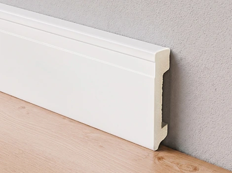 Rodapé de poliestireno Arkhé linha Verge perfil branco frisado de 10cm.