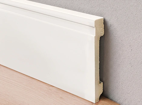 Rodapé de poliestireno Arkhé linha Verge perfil branco frisado de 15cm.