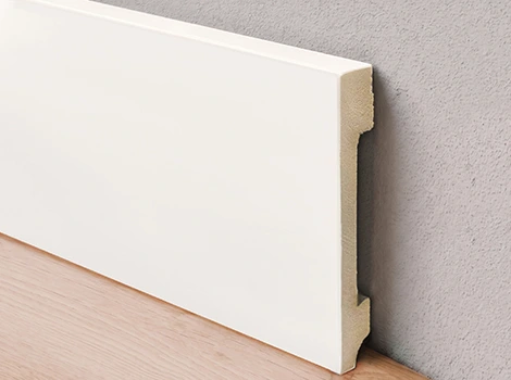 Rodapé de poliestireno Arkhé linha Verge perfil branco liso de 15cm.